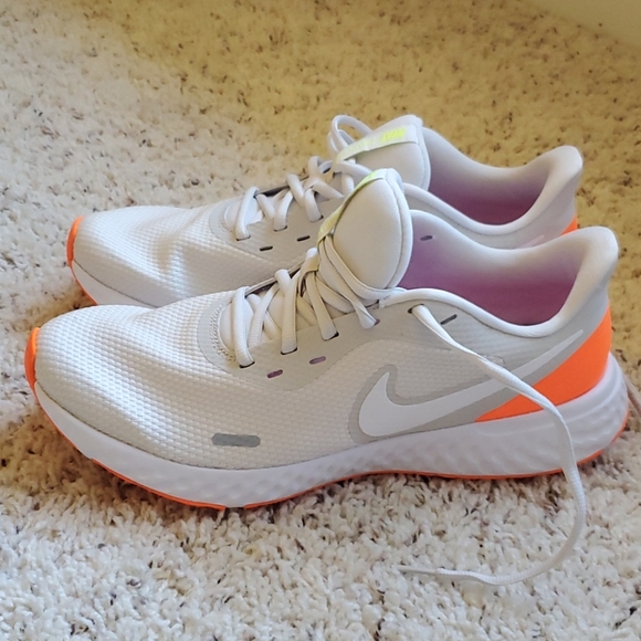Nike Revolution Running Shoe - Picture 1 of 4